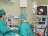 Ê-kíp phẫu thuật do bác sĩ BS.CKII Cung Đình Hoàn-Trưởng khoa Tai – Mũi – Họng, Bệnh viện đa khoa Đức Giang đang tiến hành phẫu thuật cho bệnh nhân.