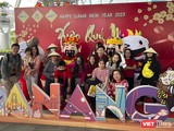 Du khách quốc tế đầu tiên xông đất Đà Nẵng trong Mùng 1 Tết Quý Mão 2023 chụp ảnh lưu niệm