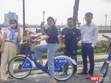 Du khách thích thú với dịch vụ xe đạp công cộng sử dụng bằng QRcode ở Đà Nẵng