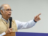 Nhà báo Nayan Chanda hiện là Giáo sư Đại học Ashoka (Ấn Độ). Ảnh: Luân Nguyễn.