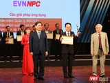 Các đơn vị nhận cúp và bằng chứng nhận từ đại diện Ban Tổ chức giải thưởng Chuyển đổi số Việt Nam 2020