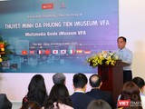 Du khách trải nghiệm ứng dụng iMuseum VFA tại Bảo tàng Mỹ thuật Việt Nam