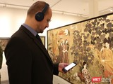 Khách thăm quan xem thông tin tác phẩm trên app iMuseum VFA tại Bảo tàng Mỹ thuật Việt Nam