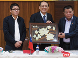 Ông Trần Duy Tùng (trái) và ông Trần Bắc Hà (phải) trong một sự kiện chung giữa AVIL và Souk Houng Heang. (Ảnh chụp lại)