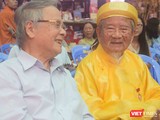 Nhà nghiên cứu 98 tuổi Nguyễn Đình Tư (mặc áo dài màu vàng) bên cạnh ông Nguyễn Quyết Thắng, người đại diện gia đình quản lý 120 đầu sách của học giả Nguyễn Hiến Lê