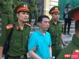 Bị cáo Nguyễn Minh Hùng rời tòa sau phiên xử chiều 25/9
