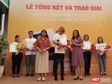Nhà văn Nguyễn Ngọc Tư (bên trái) xuất hiện tại TP.HCM trao giải cho các cây viết "Một nửa làm đầy thế giới"