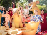 Khung cảnh mùa xuân và bức tranh Tết Canh Tý 2020 càng thêm lộng lẫy với tà áo dài xuân của NTK Việt Hùng.
