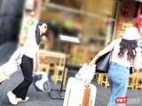 Du khách đến phố Tây Bùi Viện chiều 12/2 hờ hững lướt qua các nhà hàng vắng tanh (Ảnh: Hòa Bình)