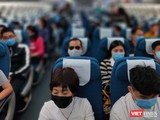 Hành khách phải tuân thủ quy định đeo khẩu trang nơi công cộng và trên máy bay (Ảnh: Hòa Bình)