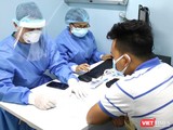 Bác sĩ làm việc tại phòng khám dã chiến tại BV Đại học Y Dược TP.HCM mặc đồ bảo hộ để chống lây nhiễm virus Corona (Ảnh: HB)