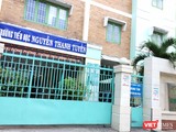 Trường tiểu học Nguyễn Thanh Tuyền đang đóng cửa, cho học sinh nghỉ học (Ảnh: Hòa Bình)