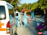 Cơ quan chức năng đón người đi cách ly ở Cần Giờ (Ảnh: Phạm Nguyễn)