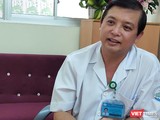 Bác sĩ Nguyễn Thanh Phong, Trưởng khoa Nhiễm D, BV Bệnh Nhiệt đới TP.HCM nói về ca bệnh 22 dương tính trở lại sau 3 lần âm tính (Ảnh: Hòa Bình)