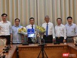 Ông Võ Văn Hoan - Phó chủ tịch UBND TP.HCM trao quyết định bổ nhiệm tân Phó Giám đốc Sở Xây dựng cho ông Huỳnh Thanh Khiết (Ảnh: Thành ủy TP.HCM)