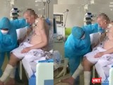 Những hình ảnh mới nhất cho thấy bệnh nhân 91 đã có thể ngồi dậy, đung đưa chân, bắt đầu tập ăn qua đường tiêu hóa (Ảnh cắt từ clip)