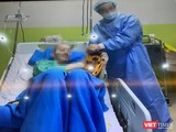 Cục trưởng Cục Quản lý Khám chữa bệnh, PGS.TS Lương Ngọc Khuê vào thăm bệnh nhân 91 (Ảnh: TH)