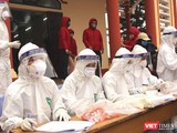 Trực chiến xuyên đêm để đảm bảo công tác xét nghiệm được nhanh nhất ở tâm dịch Chí Linh, Hải Dương (Ảnh: BYT)