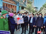 Bộ trưởng Nguyễn Thanh Long đi thăm các điểm cách ly chống dịch tại Quảng Ninh (Ảnh: BYT)