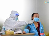 Các bác sĩ chiến đấu hết sức để giành giật sự sống cho người bệnh trong quá trình điều trị bệnh nhân COVID-19. Ảnh: HCDC