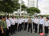 Thủ tướng và đoàn công tác trong chuyến thị sát khu cách ly tại ký túc xá Đại học Quốc gia TP.HCM, TP Thủ Đức. Ảnh: Huyền Mai
