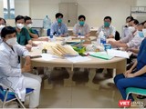 Các chuyên gia Hồi sức của BV Nhân Dân Gia Định đến BV quận 12 để tiếp nhận bệnh nhân nặng chuyển về điều trị tại BV dã chiến 3 tầng số 16