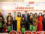 Bà Nguyễn Thị Ánh Hoa (áo dài màu vàng) - Giám đốc Sở Du lịch TP.HCM tại Lễ đón khách đến TP trong ngày 1/1/2021