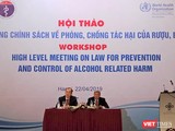 Thứ trưởng Bộ Y tế Nguyễn Trường Sơn (bên phải) và ông Kidong Park, đại diện của WHO tại Việt Nam chủ trì buổi tọa đàm trong khuôn khổ hội thảo