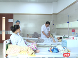 PGS.TS. Phạm Bá Nha – Trưởng khoa Phụ Sản, Bệnh viện Bạch Mai khám cho các thai phụ tại Khoa.