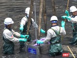 Đoàn chuyên gia Nhật lắp máy xử lý nước công nghệ nano tại sông Tô Lịch (Hà Nội) vào tháng 5/2019.