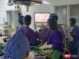Các bác sĩ phẫu thuật cắt u gan nội soi cho bệnh nhân.
