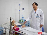 Bác sĩ Vũ Xuân Hùng thăm khám cho bệnh nhân.