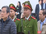 Cựu Bộ trưởng Nguyễn Bắc Son (áo khoác xanh) và Cựu Bộ trưởng Trương Minh Tuấn (áo khoác xám) tại phiên tòa sáng nay.