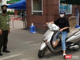Từ khi Bệnh viện Bạch Mai được coi là ổ dịch, việc ra vào Bệnh viện thuộc hàng lớn nhất đất nước này được kiểm soát chặt chẽ.
