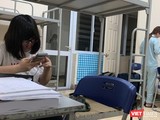Các công dân Việt Nam ở nước ngoài về tuân thủ tốt yêu cầu cách ly y tế tập trung trong 15 ngày. Ảnh chụp tại khu cách ly Chung cư sinh viên Pháp Vân - Tứ Hiệp của TP. Hà Nội. Ảnh: Anh Lê.