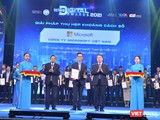 Ông Phùng Việt Thắng, Giám đốc Kinh Doanh Microsoft Việt Nam vinh dự nhận giải thưởng.