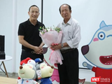PGS. TS. Nguyễn Quang Ninh - Viện trưởng Viện nghiên cứu ứng dụng phát triển giáo dục (bên phải) chúc mừng ông Tạ Mạnh Hoàng - Giám đốc Sconnect Việt Nam trong buổi trao chứng nhận cho Bộ sản phẩm Wolfoo