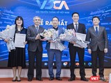 Lãnh đạo Hội Truyền thông số Việt Nam chúc mừng Ban điều hành Liên minh Sáng tạo nội dung số: Ông Tạ Mạnh Hoàng, Chủ tịch (đứng giữa), ông Hoàng Đình Chung (Phó Chủ tịch thường trực- thứ 2 từ phải sang), bà Quyên Phạm (Phó Chủ tịch - Tổng thư ký, ngoài cùng bên trái)
