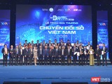 Đại diện các cơ quan, tổ chức lên nhận Giải thưởng Chuyển đối số Việt Nam 2021