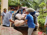 Các thành viên của CLB xe bán tải Bình Phước nhiệt tình hỗ trợ thu gom và chuyên chở nông sản để góp sức tổ chức “Chuyến xe nghĩa tình”.
