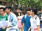 Học sinh ra về. Ảnh: Minh Thúy