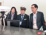 Ông Đặng Quang Tấn – Phó Cục trưởng Cục Y tế dự phòng, Bộ Y tế kiểm tra công tác phòng chống dịch bệnh tại sân bay. Ảnh: Minh Thúy