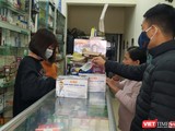 Người dân mua khẩu trang ở hiệu thuốc. Ảnh: Lê Mai