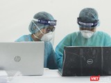 Nhân viên y tế làm ở trạm xét nghiệm COVID-19 (Ảnh: Minh Thuý)