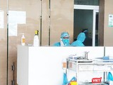 Bác sĩ trực cấp cứu ở Bệnh viện Bệnh Nhiệt đới Trung ương (Ảnh - Minh Thuý)