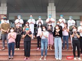 Các bệnh nhân mắc COVID-19 được xuất viện hôm nay (17/4) - Ảnh: Minh Thúy
