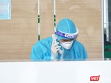 Nhân viên y tế trực cấp cứu tại Bệnh viện Bệnh Nhiệt đới Trung ương (Ảnh: Minh Thúy)
