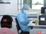Nhân viên y tế thăm hỏi sức khoẻ người bệnh (Ảnh - SYT)