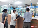 Người dân xếp hàng mua thuốc tại quầy thuốc (Ảnh - Minh Thuý)
