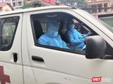 Nhân viên y tế đưa bệnh nhân đi cấp cứu (Ảnh - Minh Thuý)